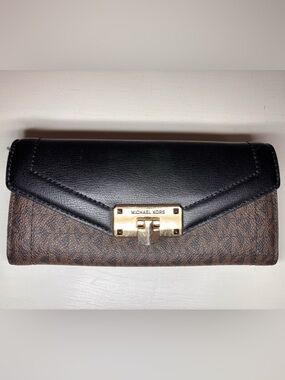 Michael Kors Kinsley Carryall Wallet.